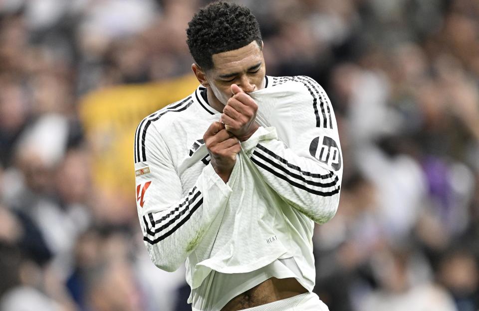 墨菲抢断瞬间，展现超凡球技（墨菲瞬间断球，尽显精湛球技）