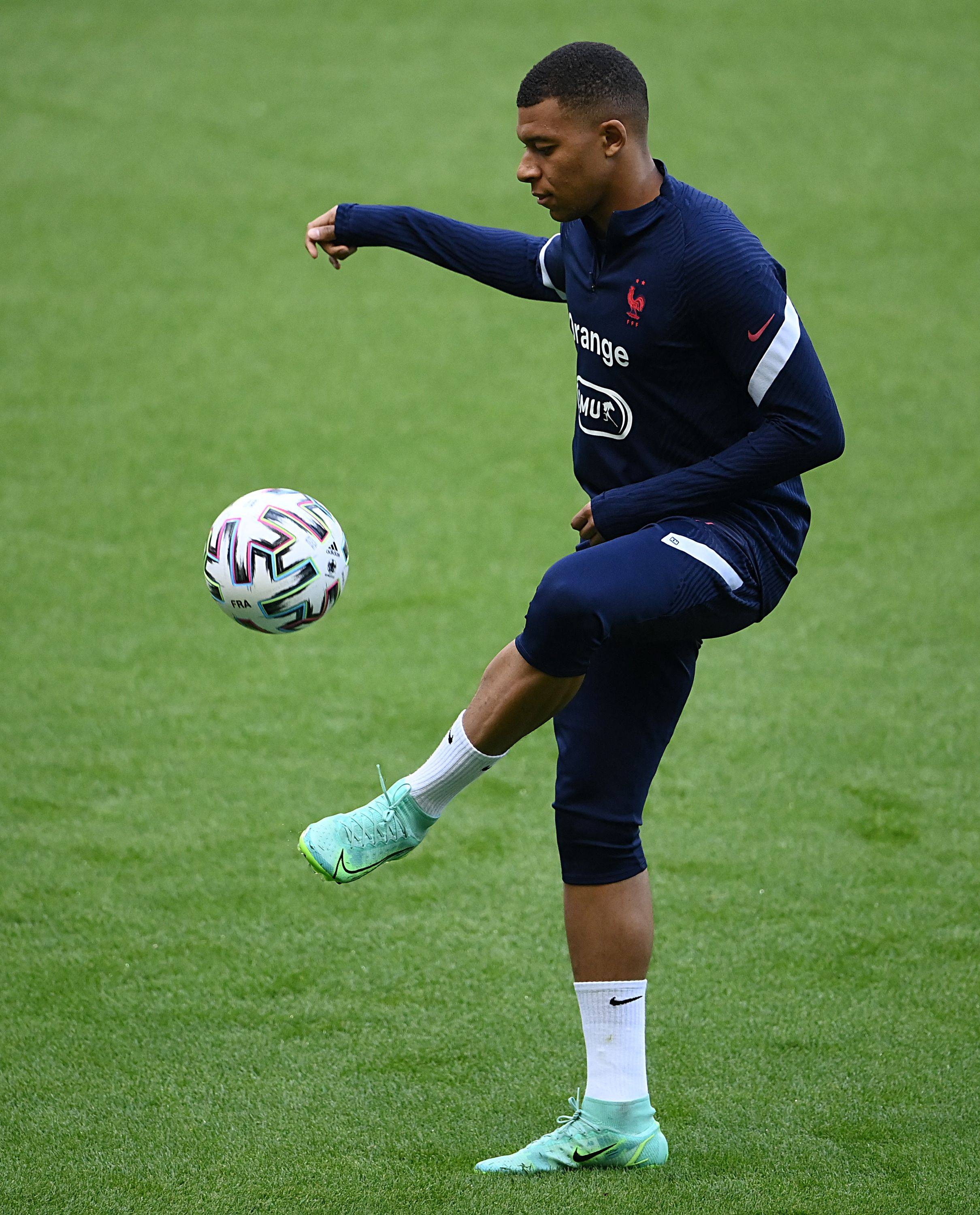 持续发力！郭昊文连投带罚拿到5分 同曦轰8-0领先上海13分（火力不减！郭昊文投罚结合取5分，同曦掀8-0攻势领先上海13分）