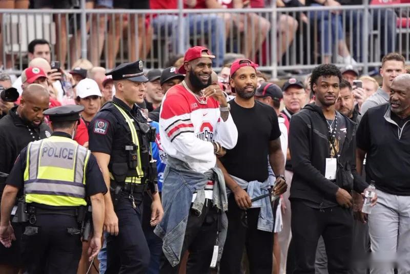 前锋单场双响，全场瞩目（前锋梅开二度，全场焦点）