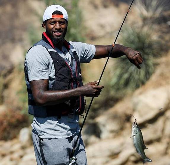 争议判罚点燃全场，两队差点动手（争议吹罚引爆火药味，双方险些爆发冲突）